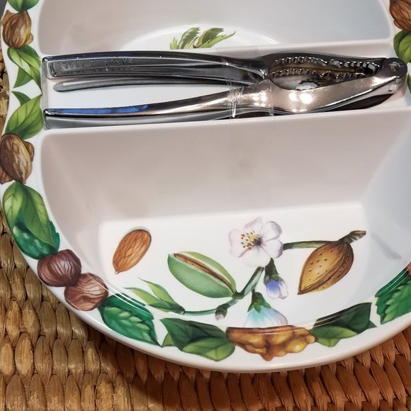 Vintage Melamine Nut Serving Bowl with Cracker - Picture 4 of 5